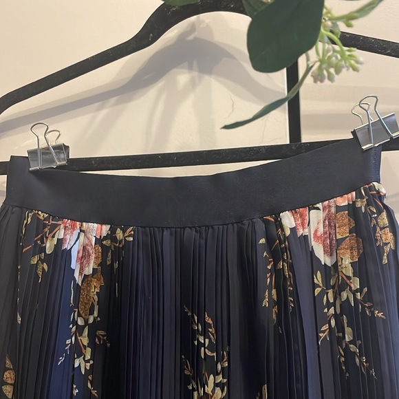 Floral Pleated Skirt - Picture 2 of 4